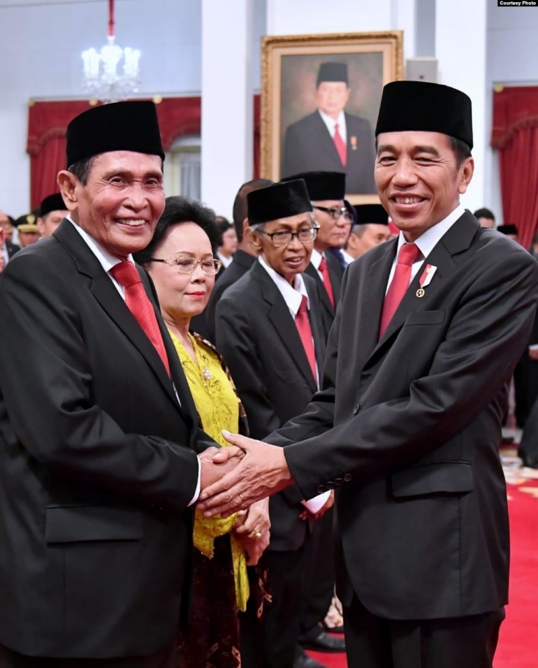 https://www.voaindonesia.com/a/jokowi-resmi-lantik-pimpinan-dan-dewan-pengawas-kpk/5213565.html