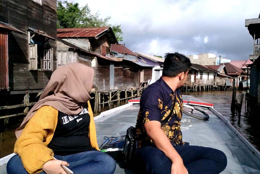 Dua pasangan muda tengah menikmati pemandangan dari atas perahu klotok (sumber: J.Haryadi)