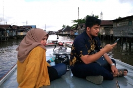 Dua pasangan muda tengah menikmati pemandangan dari atas perahu klotok (sumber: J.Haryadi)