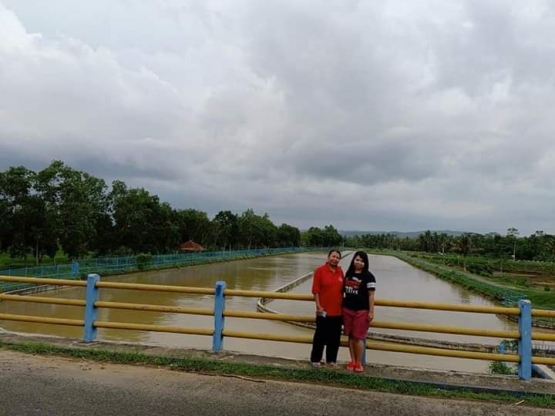 Ibu dan adik berfoto di area Bendungan Manganti. Photo by Ari
