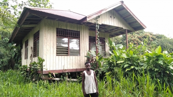 Kader kampung Bine berdiri di depan Pustu kampung Bine yang sudah rusak, 10/04/2019. Dokpri.