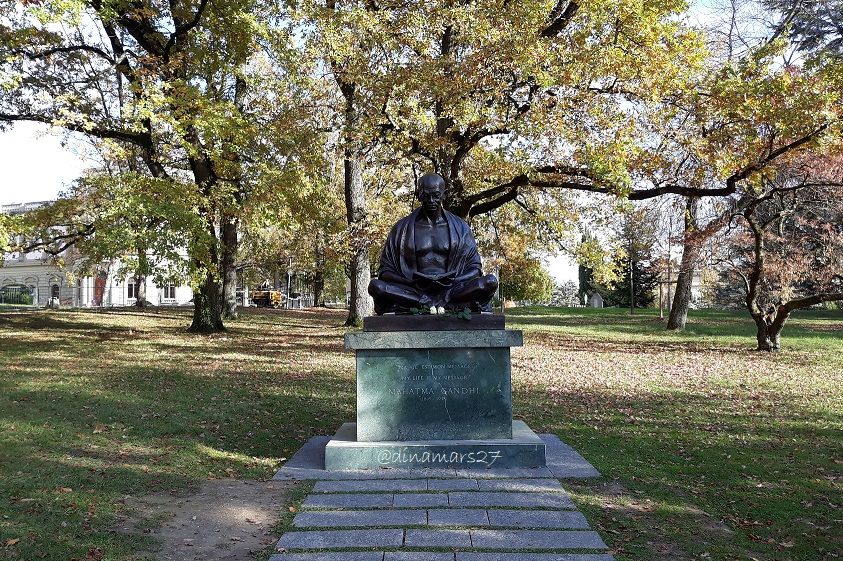 Sebelum memasuki gedung PBB, saya melewati sebuah taman yang terdapat patung Mahatma Gandhi, salah satu tokoh Nobel Perdamaian. (foto: dokpri)