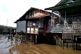 Rumah tradisional masyarakat Banjar di tepian Sungai Martapura yang terbuat dari Kayu Ulin (sumber foto: J.Haryadi)