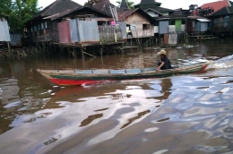 Seorang nelayan tradisional tengah melintas dengan perahu kecilnya (sumber foto: J.Haryadi)