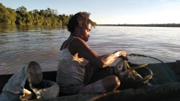Salah satu perempuan Asmat sedang mencari ikan di sungai Asuwets. Dokpri.