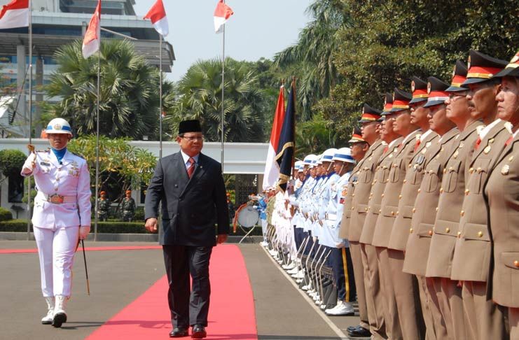 Upacara jajar kehormatan menyambut Menhan, Prabowo Subianto. (foto : kemhan.go.id)