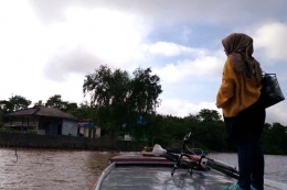 Perahu merapat ke lokasi objek wisata Pulau Kembang (sumber foto: J.Haryadi)