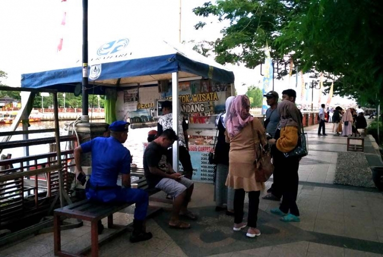 Tempat membeli tiket sewa perahu klotok (sumber foto: J.Haryadi)