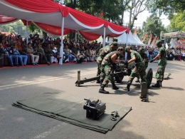 Tim personil militer sedang memperagakan cara membongkar dan memasang senjata artiler secara cepat (sumber foto: J.Haryadi)