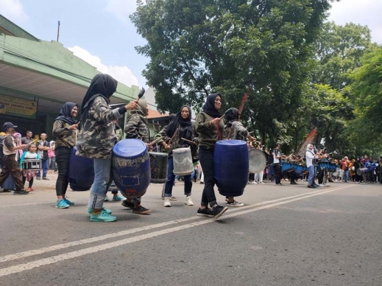 Atraksi Street Percussion (sumber foto: J.Haryadi)