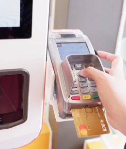 mesin pembayaran menggunakkan kartu kredit