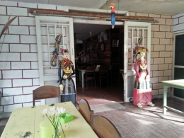 Patung sepasang pengantin Karo di pintu masuk Resto Pemandian Air Panas | Dokpri