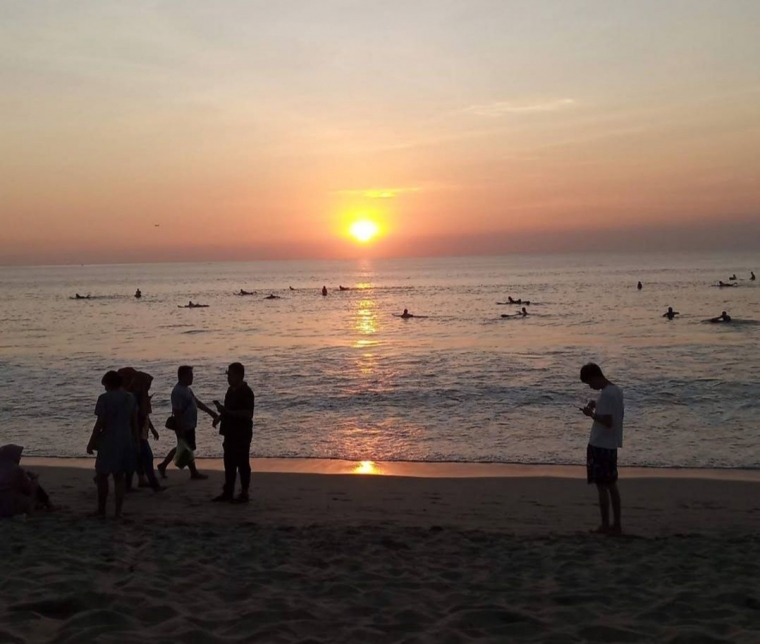 Suasana Pagi dan Sore Hari di Pantai Kuta Bali  Suasana Pagi dan Sore Hari di Pantai Kuta Bali