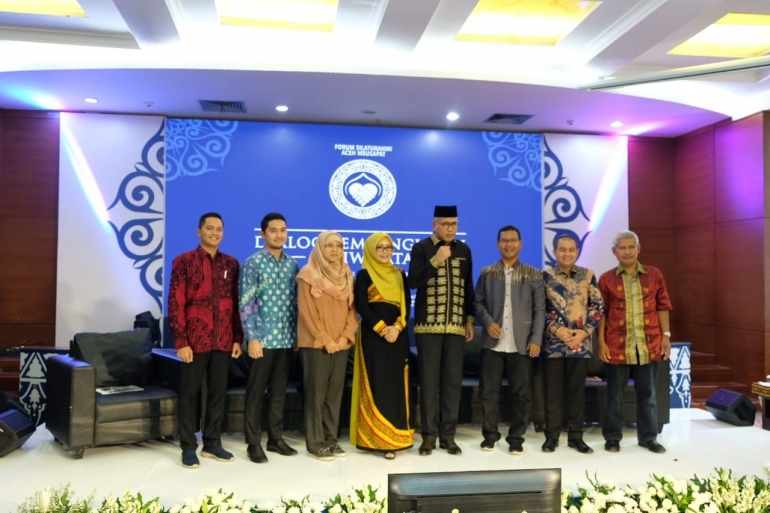 PLT Gubernur Aceh Nova Iriansyah (memakai peci hitam) dalam acara Aceh Muesapat (sumber: dokumentasi pribadi)