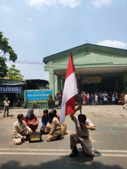 Pengibaran bendera merah putih sebagai simbol kemerdekaan Bangsa Indonesia (sumber foto: J.Haryadi)