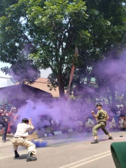 Atraksi drama perkelahian satu lawan satu antara pejuang kemerdekaan Indonesia dengan tentara kolonial Belanda (sumber foto: J.Haryadi)