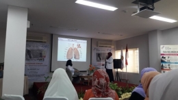 dokter Rahmayanti sebagai nara sumber seminar tentang kanker paru(dokpri)