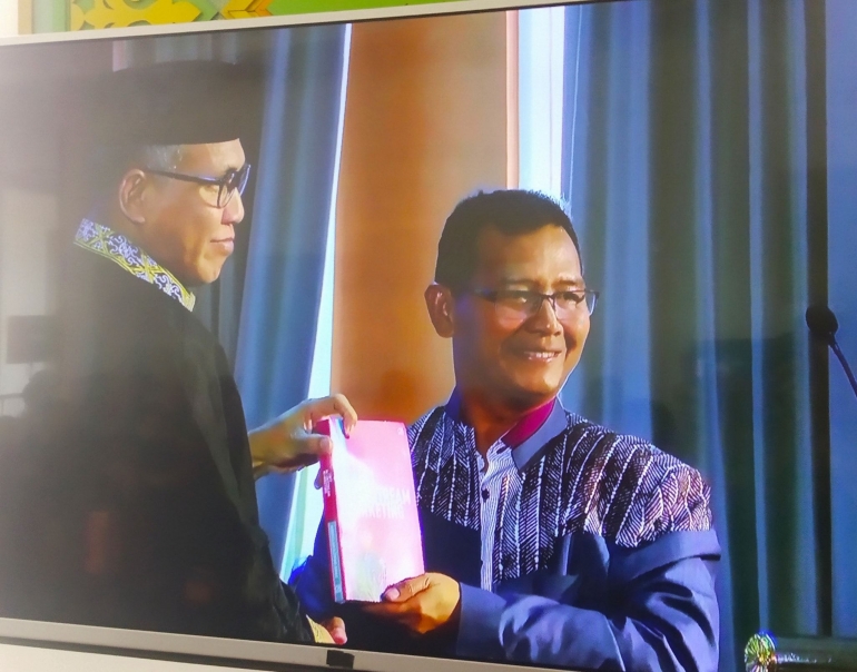 dok.pri Kenang-kenangan dari Bupati Banyuwangi disampaian oleh kadisbudpar kepada Plt Gubernur Aceh