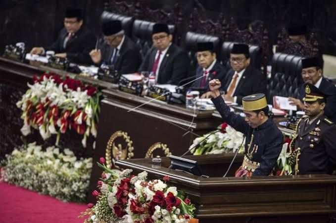 Pelantikan Presiden Ir. Joko Widodo periode ke-2 dengan menamsilkan mari berlayar atau perahu. | hetanews.com