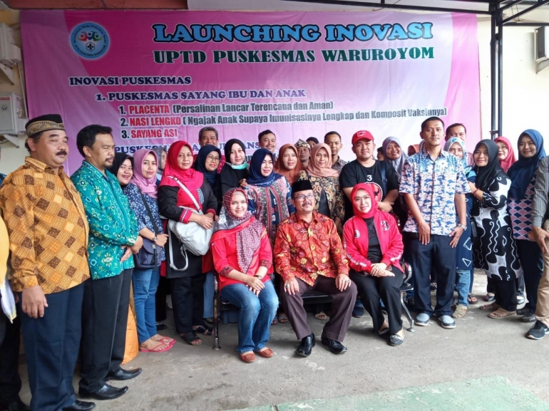 Foto bersama usai mengikuti kegiatan sosialisasi dan pemeriksaan kanker servix di puskesmas Waru Royom (22/12) doc.pri