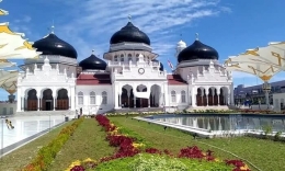 Masjid Baiturrahman, salah satu destinasi wisata yang wajib dikunjungi oleh bagi para wisatawan islam di Aceh. Sumber : wisatanasional.com