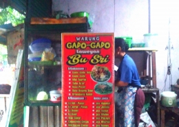 Bu Sri, pemilik Warung Gado-Gado Laweyan menyiapkan menu. Foto: Miftahul Abrori