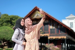 wisatawan berpose di Museum Negeri Aceh/ disbudpar Aceh