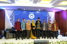 plt Gubernur Aceh berpose bersama pembicara lain dalam acara Forum Silatuhrahmi Aceh Meusapat/ dethazyo