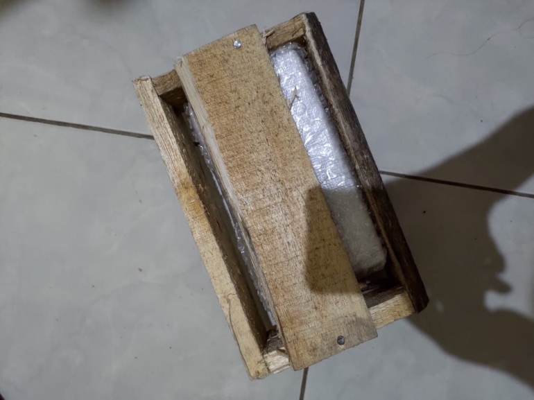 Paket kotak kayu yang selalu saya nantikan. Bahagia sekali ketika mendapat paket ini.