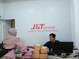 Kesibukan pengiriman di J & T Express Jl. Dr. Sardjito, Yogyakarta. Sumber: penulis