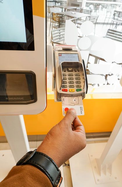 Di digital kiosk HokBen, bayarnya saat ini udah bisa pakai kartu debit/kredit|Dokpri