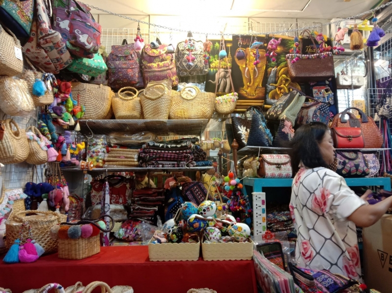 Pemandangan di salah satu kios Pasar Chatuchak. Gambar: Dokumentasi pribadi