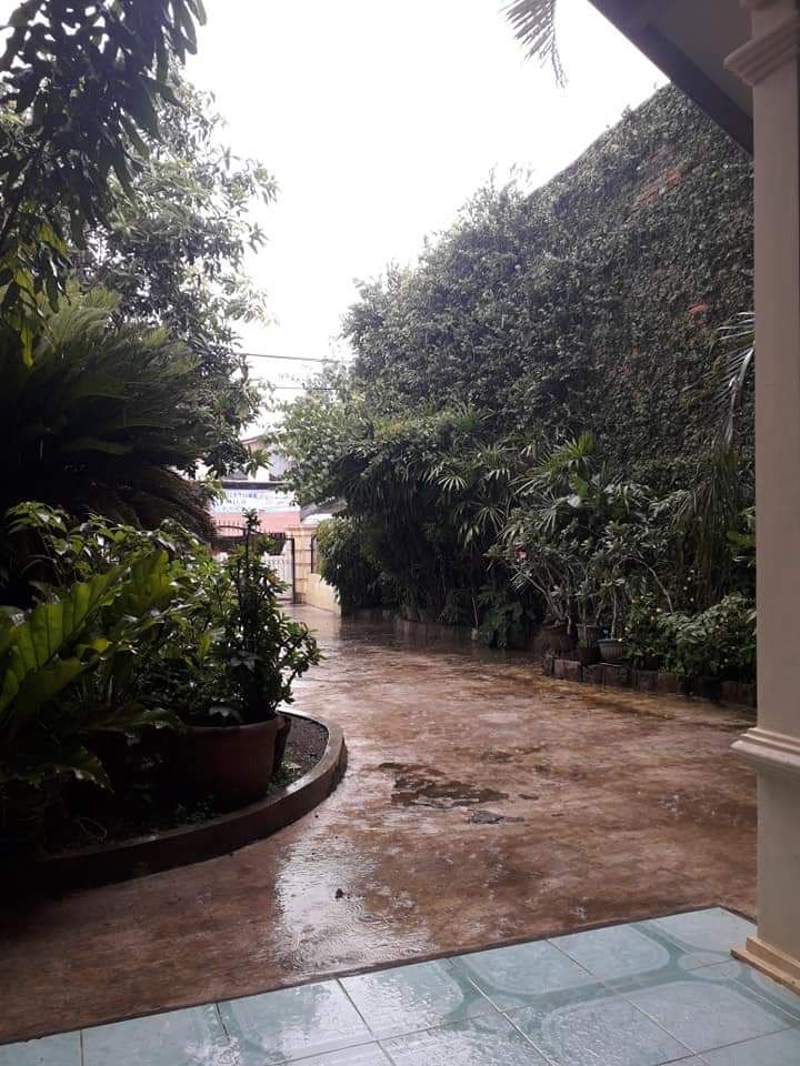 Senja kala hujan di depan rumah. Photo by Ari