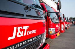 Truk pengiriman J&T Express (sumber: tirtawinata.com)