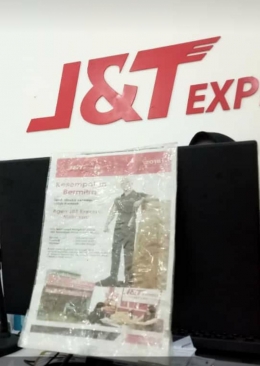 Mengirim paket di salah satu collection point J&T Express (dok.pri)