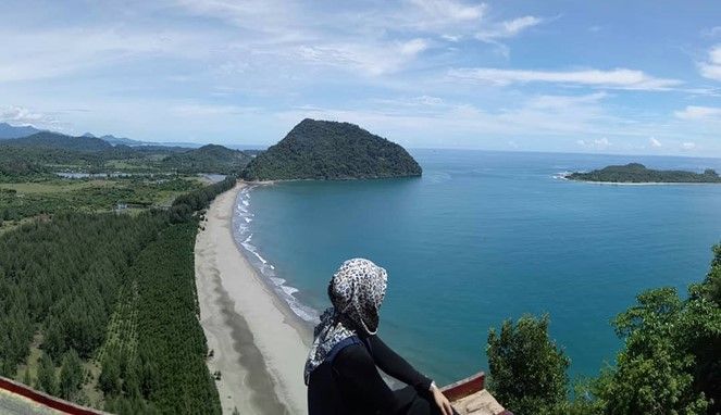 Pemandangan dari atas bukit Geurutee Aceh (sumber foto: Travelingyuk.com)