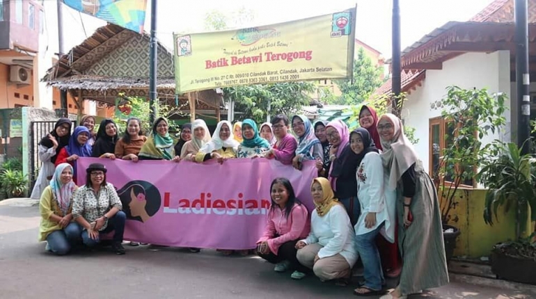 Betawi punya batik. Untuk lebih mengenal dan melestarikan Batik Betawi, Ladiesiana mengunjungi, berdiskusi, dan belajar membatik Betawi di sanggar Batik Betawi Terogong. (dok.ladiesiana)