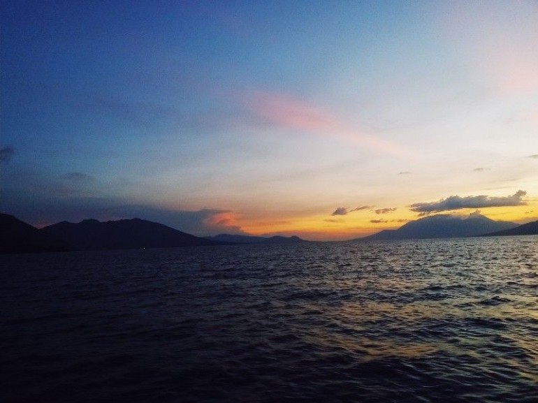 Senja dalam penyeberangan Larantuka ke Tobilota. (Foto/Dokpri)