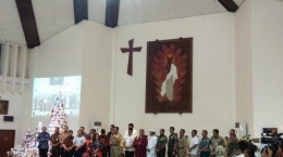 Gubernur DKI Jakarta Anies Baswedan melanjutkan tinjauan malam natal ke Gereja Katolik Keluarga Kudus Rawamangun, Selasa (24/12/2019) malam. Foto oleh Tribunnews.com | DANANG TRIATMOJO