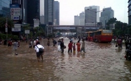 Banjir di kawasan Sudirman-Thamrin Jakarta pada 17 Desember 2019 (Foto: tribunnews.com/yogi gustaman)