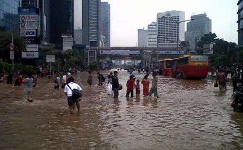 Banjir di kawasan Sudirman-Thamrin Jakarta pada 17 Desember 2019 (Foto: tribunnews.com/yogi gustaman)