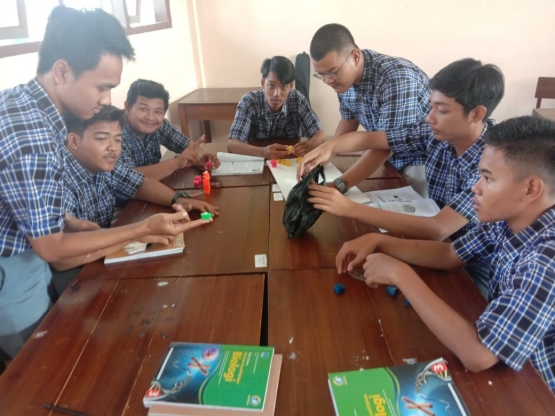 Diskusi belajar kelompok di kelas. (foto: dokumentasi pribadi)