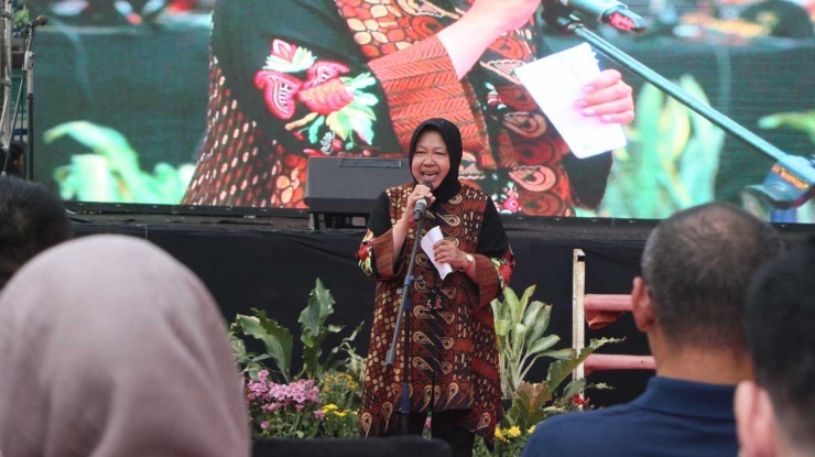 Wali Kota Tri Rismaharini saat pidato di acara Mlaku-Mlaku Nang Tunjungan. (foto:arya wiraraja)