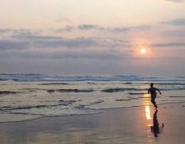 Berlari di bawah sunset cantik Pantai Parangtritis,  DIY. 
