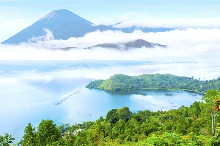 Danau Toba di Sumatera Utara sebagai salah satu destinasi ikonik | sumber: KOMPAS.com