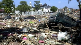 Kondisi Aceh saat terjadi bencana gempa bumi dan gelombang tsunami pada 2004 | Gambar: tempo.co
