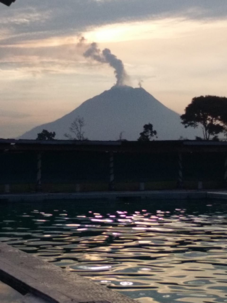 Kolam Renang Milala berlatar Gunung Sinabung di kala senja (Dokpri)