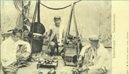 Foto : Model foto studio yang menggambarkan penjual soto jaman kolonial Belanda (sumber : collectie.wereldculturen.nl, H. Salzwedel)