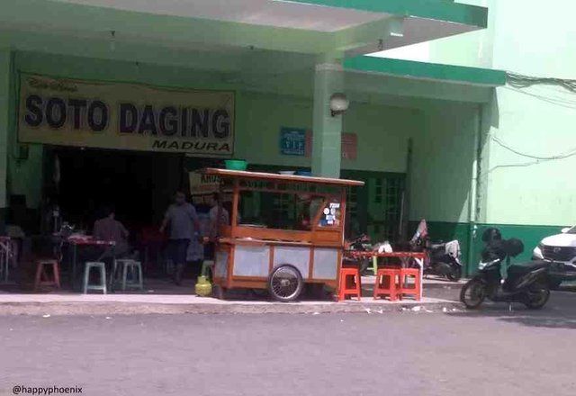 Foto : Penjual soto daging Madura masa kini (Sumber : dokumen pribadi)