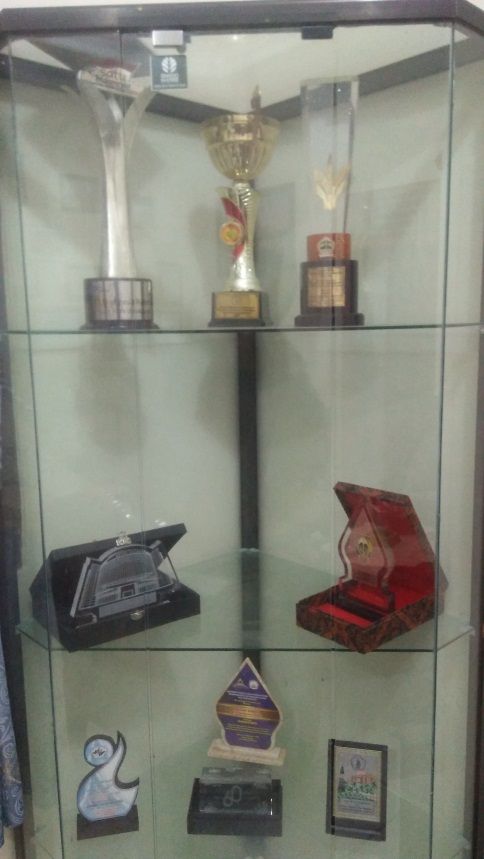  Trophy SATU Indonesia Award (kiri atas)